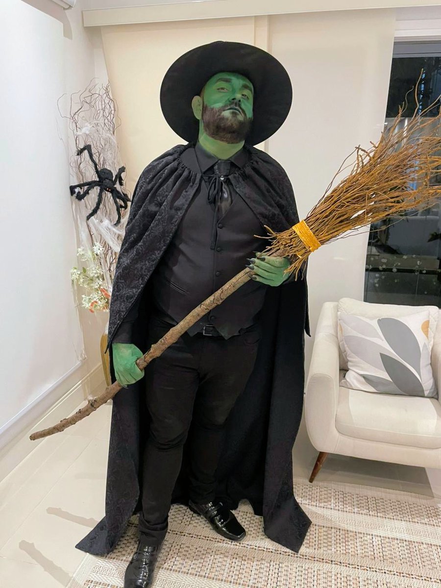 JulianooCalixto's tweet photo. Hi @idinamenzel, I'm a big fan of your work, and I was inspired by Elphaba this year for my Halloween costume. I made a male version of Elphaba, I researched a lot and I couldn't find any reference to anyone who had done this makeup. https://t.co/n2VzGwpEYb