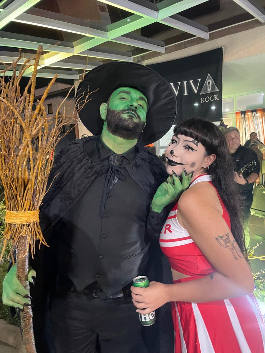 JulianooCalixto's tweet photo. Hi @idinamenzel, I'm a big fan of your work, and I was inspired by Elphaba this year for my Halloween costume. I made a male version of Elphaba, I researched a lot and I couldn't find any reference to anyone who had done this makeup. https://t.co/n2VzGwpEYb