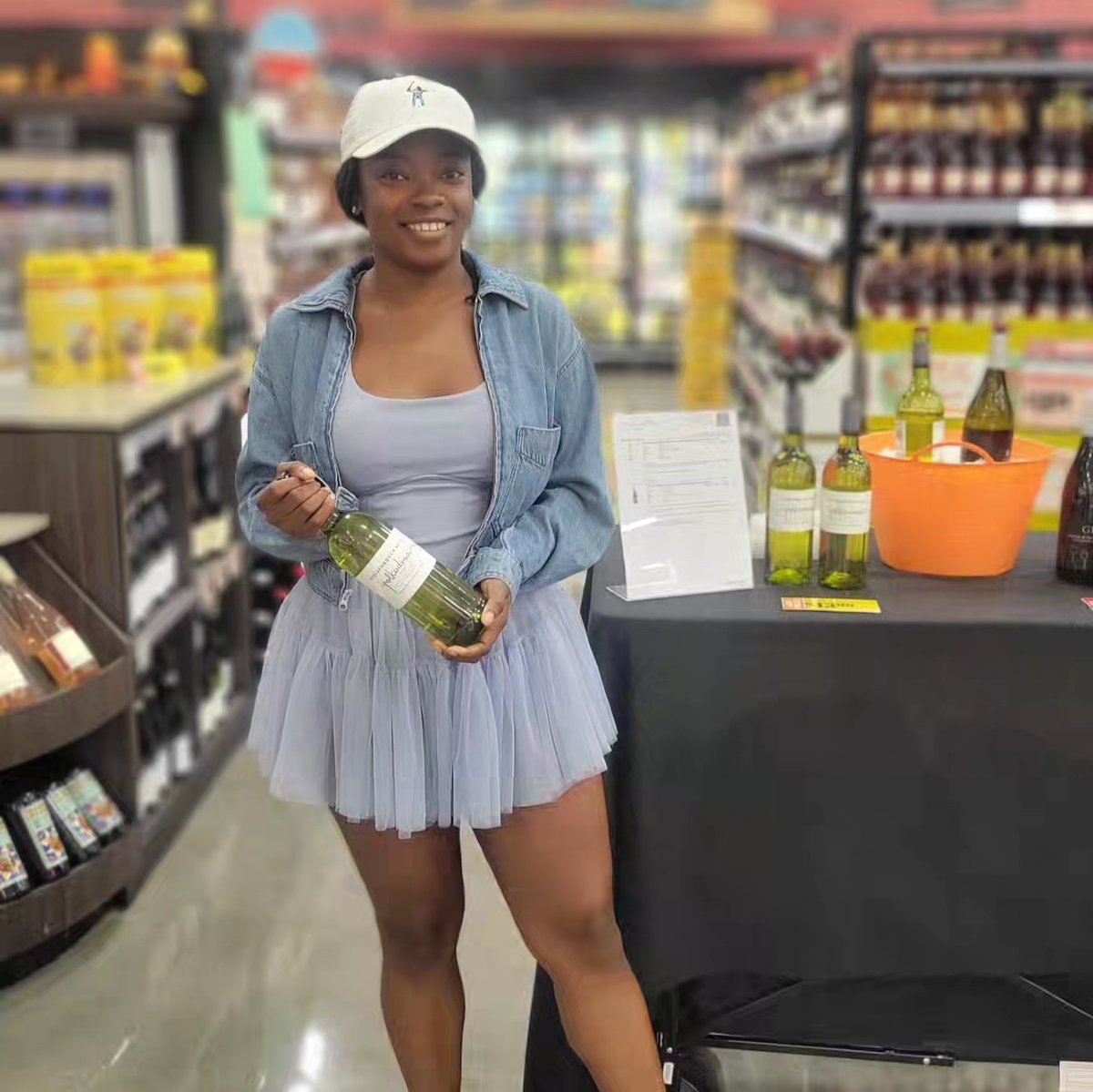 branwarwines's tweet photo. 🍇 Incredible tasting @HEB Meyerland! 🌿 The Stellenbosch Hills Polkadraai Chenin Blanc/Sauvignon Blanc was the crowd favorite – light and refreshing, perfect for the season! For sweet wine lovers, Cascina Gilli Malvasia with hints of pomegranate &amp; elderflower was the hit! https://t.co/HdlConbX9c