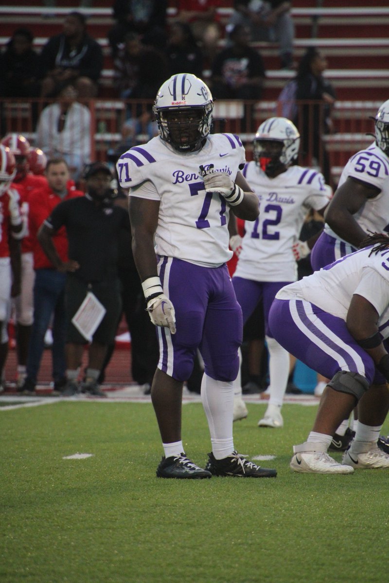 Senior Year Highlights
6' 230lbs OL|DL
335 Bench
415 squat
245 clean
40 time: 4.85
20 tackles
3 TFL's
hudl.com/v/2QeTHx