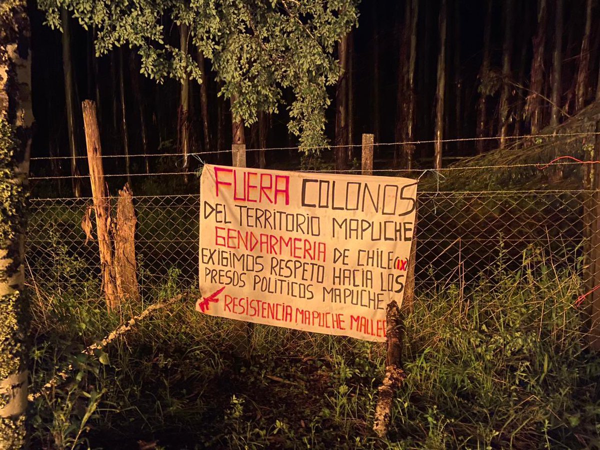 Ahora: Reporta ataque incendiario contra 2 viviendas ruta Victoria-Curacautin. Unidades al lugar. 🚒
Desconocidos dejan lienzos con consignas a favor de presos Mapuche detenidos