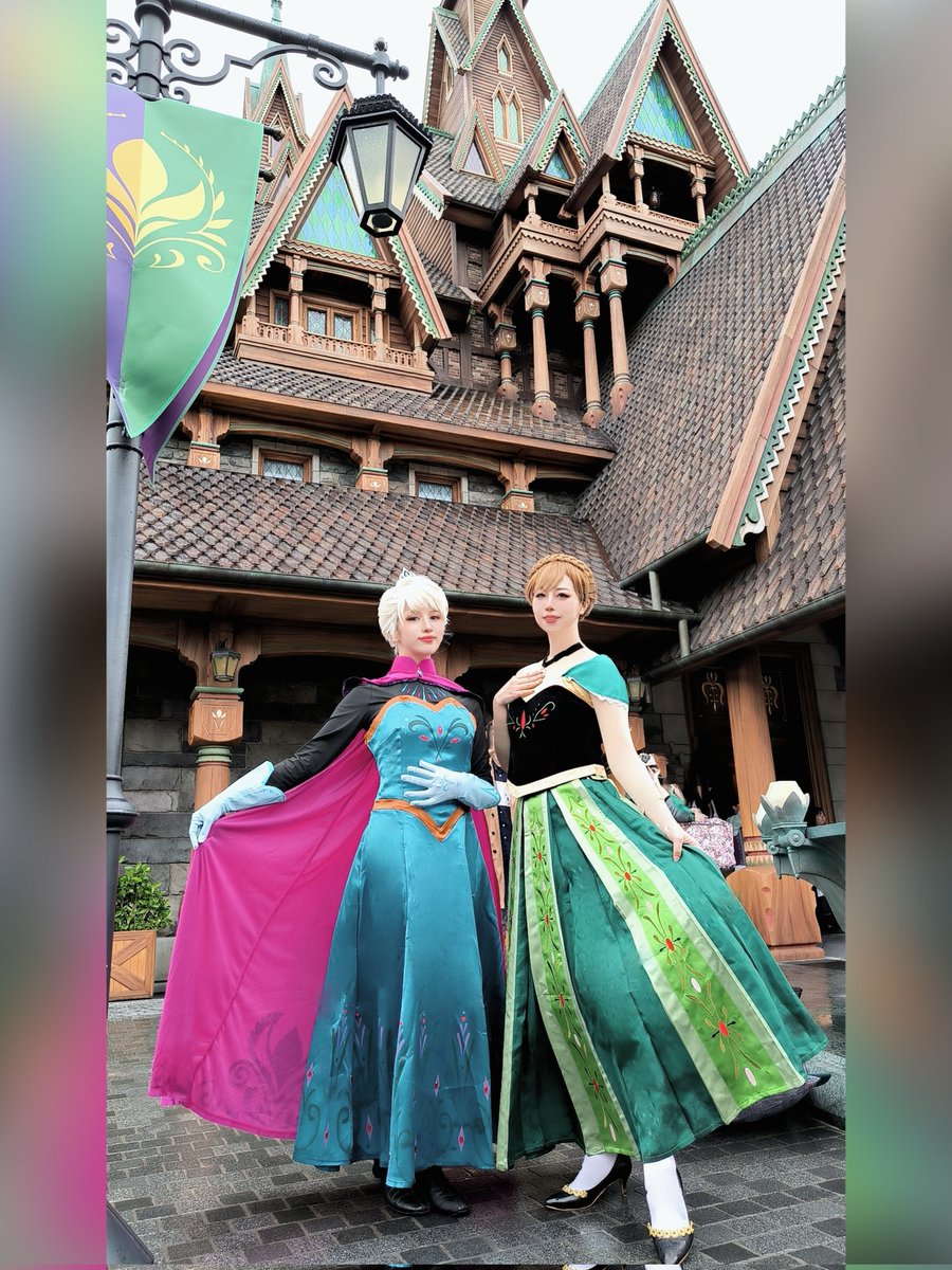 出品一時停止中です【プロフィール必読】|エルサ＆アナ 戴冠式 アナと雪の女王 エルサとアナ 戴冠式ver. 実家の前で🏰💃🏻💃🏻 #Dハロ