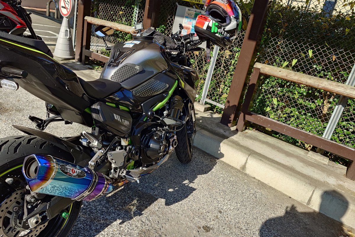 wata2121's tweet photo. 土曜の大雨で箱根方面は木　葉っぱ　ドロ　砂　水でバイクには大変　2度ほど逝きそうになったので安全運転で撤収　天気は最高　仙石原すすき草原はもう少しなか https://t.co/Ef2djkZhvU