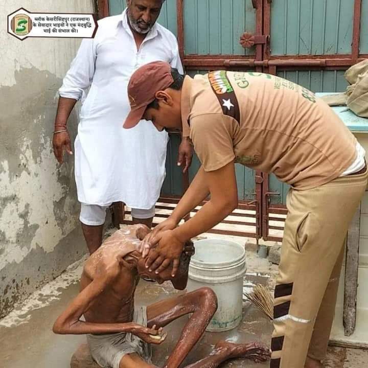 vicky22mansa's tweet image. Humanity is the first religion of all of us. Following the inspiration of Saint Dr MSG Insan, the followers of Dera Sacha Sauda treat the mentally ill and missing people roaming on the streets and send them to their families. #MissionToUniteFamilies