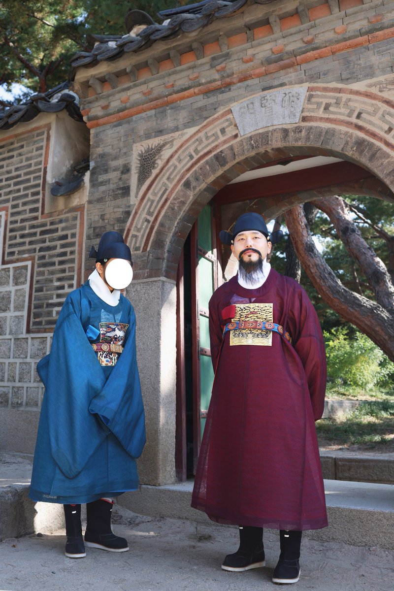 Oreaeui2's tweet photo. [흥선대원군의 관복 (1) - 상상으로 범벅된 흥선대원군의 자적 단령 제작기]

 흥선대원군(興宣大院君) 이하응(李昰應, 1821~1898)은 역대 대원군 중 유일하게 살아있던 국왕의 생부(生父)로서 고종(高宗) 즉위 초부터 10년간 막강한 권력을 누리며 국정을 좌지우지 하던 인물이자, 아들인 고종과 정치적 라이벌이기도 했습니다.

 재미 있는 점은 하필 살아있는 유일한 대원군이었기 때문에 그의 복식 제도를 정하는 것은 참 어려운 일이었습니다. 왕이나 세자보다는 등급이 아래이지만, 그렇다고 문무백관이나 종친과는 같은 수준일 수 없는 그의 지위를 인정하기 위해서 특별한 복식을 착용하게 되었는데요. 처음에는 왕과 왕비 사이에서 낳은 아들인 대군의 지위와 동일하게 여겨 기린 흉배에 흑단령을 착용하게 한 모습을 초상화를 통해 살펴볼 수 있습니다.

 하지만 현전 하는 복식 유물 중에서 관복의 경우 초상화에서 보이는 흉배의 도안을 한 대원군의 흑단령 유물은 남겨져 있지 않고, 자적색 단령 유물과 거북 흉배 유물이 남겨져 있습니다. 개인적으로는 관복 색상에 대해서는 초상화와 다르기에 의문이 남아 추후 연구가 더 필요하겠으나, 자적 단령에는 다른 모양의 기린 흉배가 달려있고, 거북 흉배는 문헌 기록과 사진에서 나타나는 유물이지요. 비록 집권하던 당시에는 이런 복식을 착용하지 않았지만, 임오군란 이후 재집권하던 1882년 이후부터는 이와 같은 복식을 착용했을 수도 있습니다.

 이에 따른 추정으로 흥선대원군이 1882년 임오군란 이후 궁으로 입궁했다면 이런 느낌이지 않았을까? 하는 상상으로 복식을 제작해보았습니다. 관복의 색깔은 자적색으로 하되 흉배는 문헌 기록과 남겨진 유물에 따라 거북 흉배를 사용하고, 허리띠는 수정대(水晶帶)를 사용하였다고 하나, 초상화에서 보이는 밀랍색 포도알 문양의 서대(犀帶)를 사용하였습니다. 옷감과 문양은 당시 유행하던 운보문의 사(紗)직물을 사용하였고, 규격은 작은 거인이라 불렸던 대원군의 신체와 현대인의 신체가 달랐던만큼 유물을 그대로 재현하기 보다는 현대인이 착용할 수 있도록 크기를 늘리고 수정하여 제작하였습니다.

 얼기설기 끼워 맞추고, 규격도 유물과 다른 점이 많으므로 상상에 따른 제작이라서 '복원'이나 '재현'을 했다고 함부로 말할 순 없겠지만, 이러한 의복을 갖추는 행사나 개인 제작자들에게 참고가 되었으면 하는 마음으로 의복을 갖추었기에 재미있는 경험이었습니다.