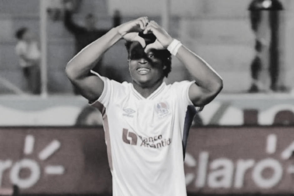 Jugador fallece tras chocar su carro contra un camión en Honduras 📹 

El futbolista impactó su vehículo contra un camión, que al parecer se encontraba estacionado a un costado de la carretera

Mira el video ⬇️
bit.ly/4hv1MFj
