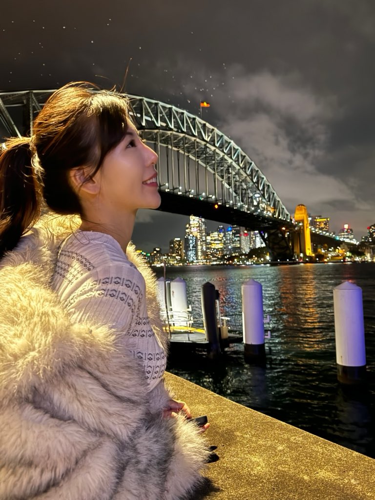 chanel44444444's tweet photo. Don’t listen to what they say. GO SEE. 🌉 #sydneyharbourbridge
#Sydney #Harbour #Bridge #australia
#ponytail #bangs #nightview #milsonspoint
#actress #carmodel #dancer #kol
#tzujou #tzujouhuang #chanel #traveler https://t.co/Q2xwQDtSl9