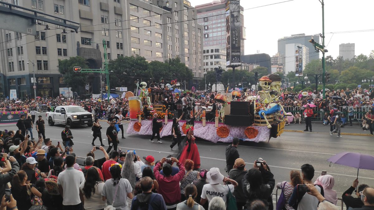 Fechas con mucho trabajo! 
Así terminamos las celebraciones de día de muertos en la Ciudad de México 🥰
#GranDesfileDeDiaDeMuertos
#OfrendaMonumental