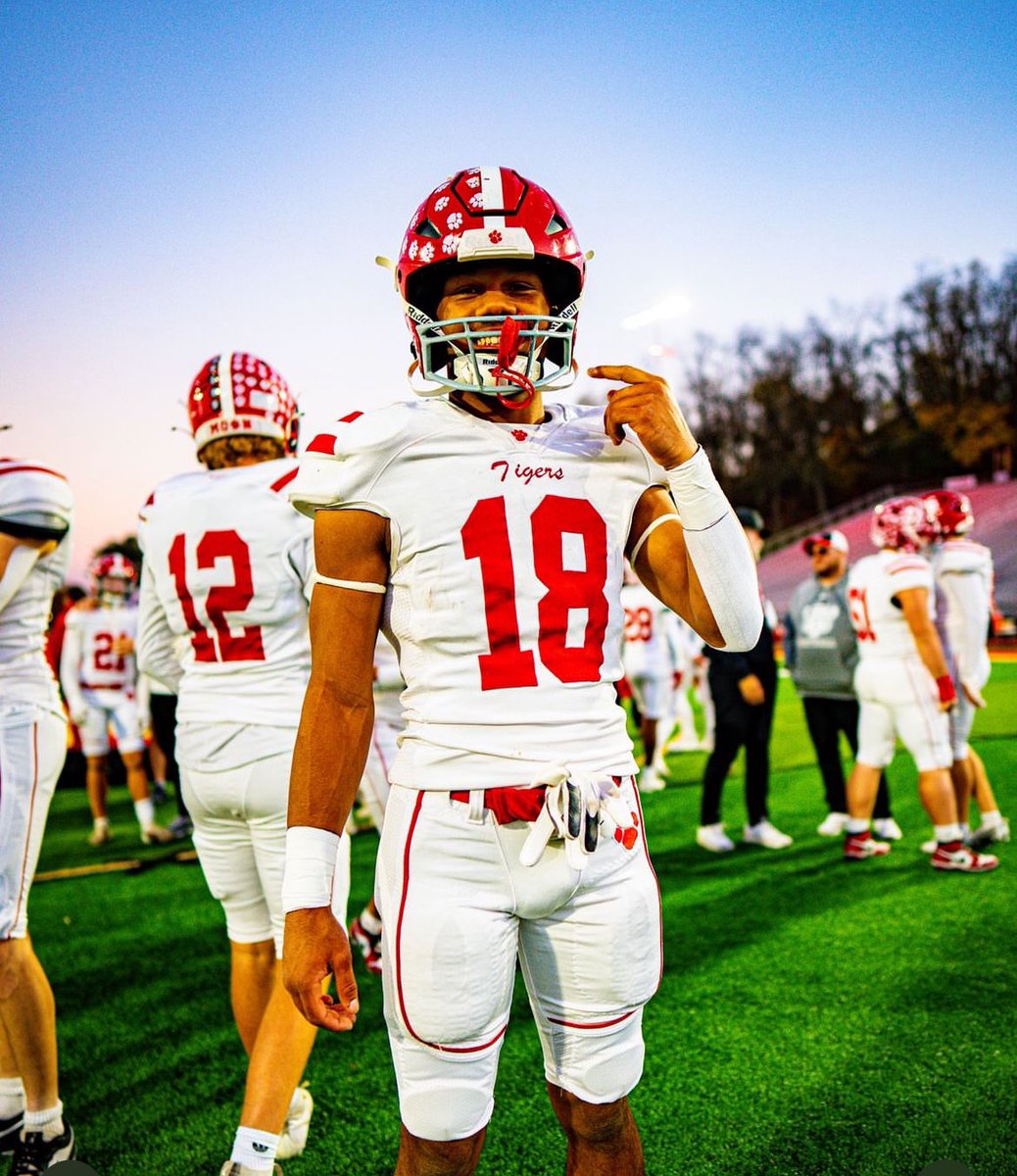 JaredMoyer5's tweet image. Season tape 📼
9 regular games (1 playoff game)
10 receptions
242 receiving-1 TD
40 tackles
30 solo tackles
10 assists
3 sacks
6TFL
2 FUM REC(1 TD)
Offense 0:00-1:37🎥
Defense 1:38-3:22🎥
hudl.com/v/2QeNjT