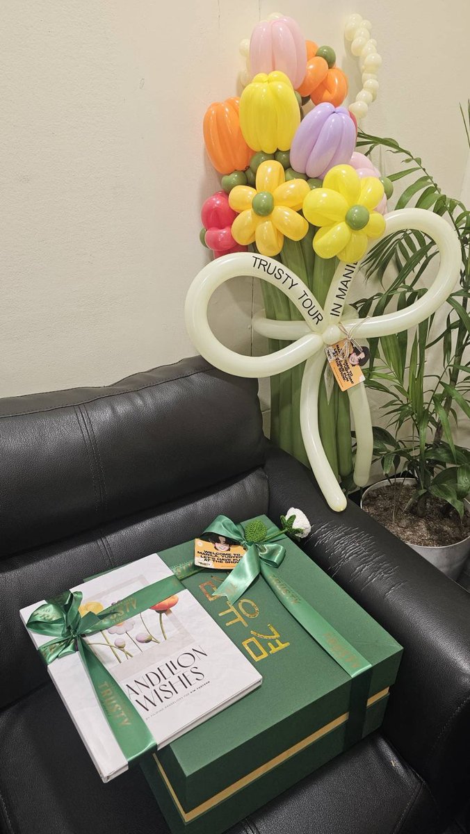 TeamWangPH's tweet photo. Your dandelion wishes have been delivered last night 🌼 

Thank you to everyone who submitted their letters for our dear Yugyeom 🧡✨

#DandelionWishForYG 
#YUGYEOM_TRUSTY_MANILA
#2024TRUSTY_IN_MANILA
@yugyeom #유겸 #Yugyeom https://t.co/fhmyHxzb7Z