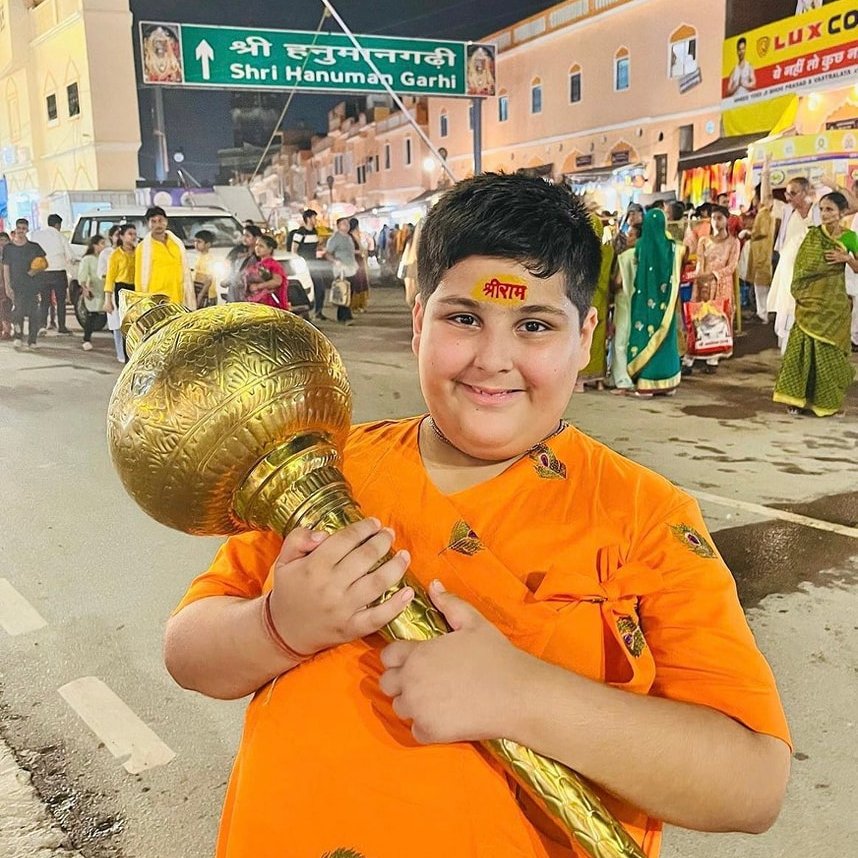 ।। राधेय्य्य्य्य्य ।।

प्रेम क्या है ? जहां पर आकर्षण किसी क्षुद्र लाभ के प्रति नहीं हैं, आकर्षण केवल वृहत यानी अनंत सत्ता की ओर है, उसी आकर्षण का मानसिक अध्यात्मिक नाम है प्रेम! और यह जो एक वृहत् के प्रति आकर्षण है यही है प्रेम।

भक्ति और प्रेम एक ही वस्तु है, जिसके हाथ में