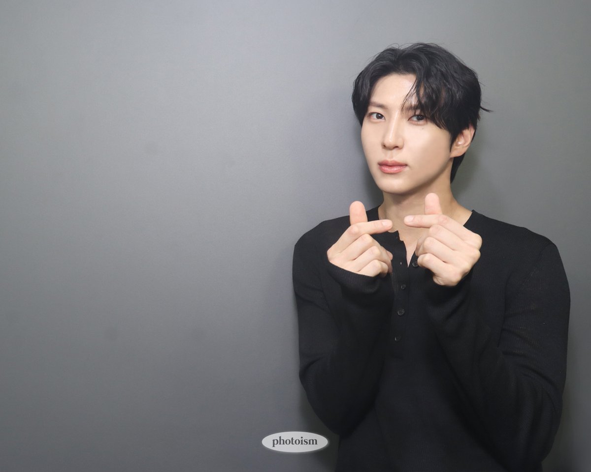 photoism_behind's tweet photo. PHOTOISM X 레오

아 ;; 나 아이폰16 프로 맥스로 바꿨는데
키보드 사이즈 바뀌어서 적응 안됨; 😥

오타 겁나 껴 !!!!!!

🖤정 택 운 사 귀 자🖤
…
..

정말 죄송합니다

근데 진짜
비주얼의 권위자😇
어깨의 황제👀
보컬의 제왕💗

나 진짜 너 때문에 ..
“뮤즈가 되……………….”

#포토이즘 #레오 https://t.co/juV2kMEXB9