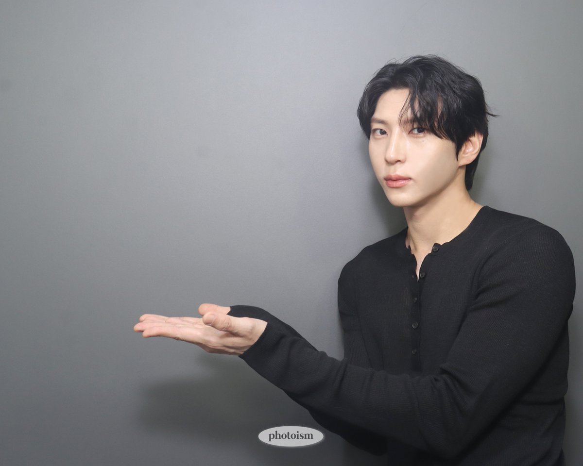 photoism_behind's tweet photo. PHOTOISM X 레오

아 ;; 나 아이폰16 프로 맥스로 바꿨는데
키보드 사이즈 바뀌어서 적응 안됨; 😥

오타 겁나 껴 !!!!!!

🖤정 택 운 사 귀 자🖤
…
..

정말 죄송합니다

근데 진짜
비주얼의 권위자😇
어깨의 황제👀
보컬의 제왕💗

나 진짜 너 때문에 ..
“뮤즈가 되……………….”

#포토이즘 #레오 https://t.co/juV2kMEXB9