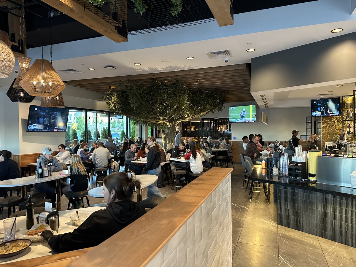 raymondmoore01's tweet photo. Another wonderful meal at Meddy's! Staff works hard to take care of their customers! @EatMeddys https://t.co/ZXjferaNrX