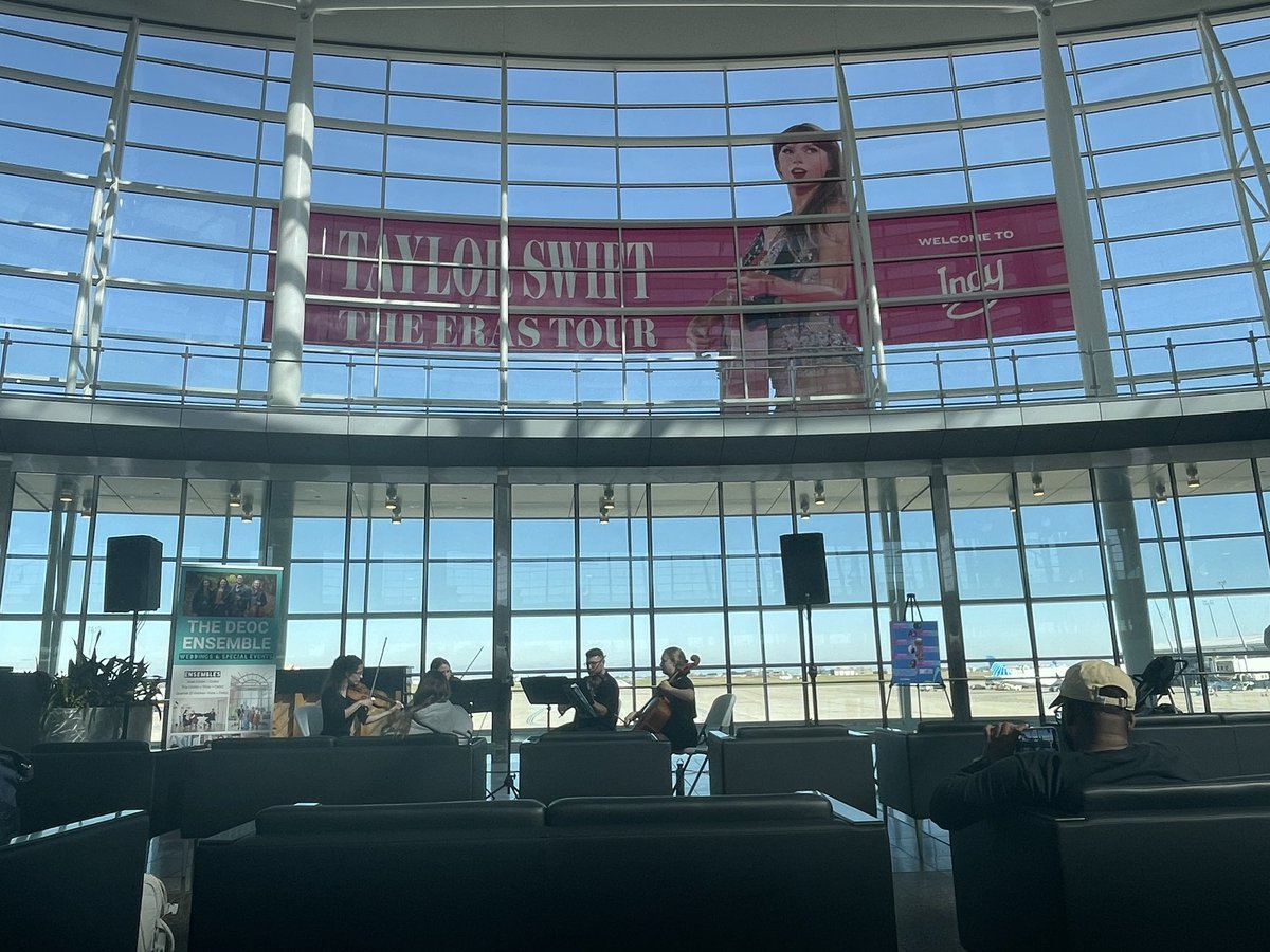 FlakisinskiLen's tweet photo. Again for my followers, I work at the Indianapolis airport, here are some pics https://t.co/lwxLvqKWeY