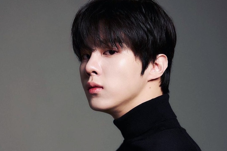 #KimWooSeok Shares Photos Of New Military Buzz Cut Ahead Of Enlistment
soompi.com/article/170049…