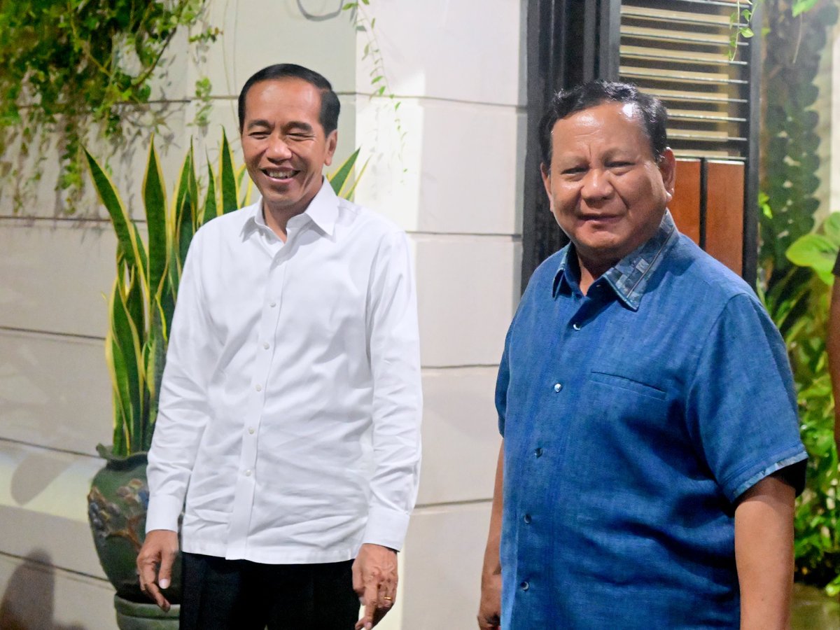 Senang sekali Pak Presiden Prabowo Subianto <a href="/prabowo/">Prabowo Subianto</a> menyempatkan mampir ke kediaman tadi malam. Saya juga mengajak beliau menikmati sajian khas tradisional di rumah makan sekitar. Semoga Pak Presiden Prabowo selalu diberi kelancaran dan kesehatan di tengah semangatnya dalam