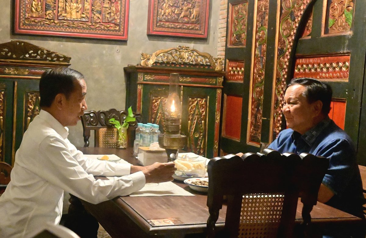 jokowi's tweet image. Senang sekali Pak Presiden Prabowo Subianto @prabowo menyempatkan mampir ke kediaman tadi malam. Saya juga mengajak beliau menikmati sajian khas tradisional di rumah makan sekitar. Semoga Pak Presiden Prabowo selalu diberi kelancaran dan kesehatan di tengah semangatnya dalam