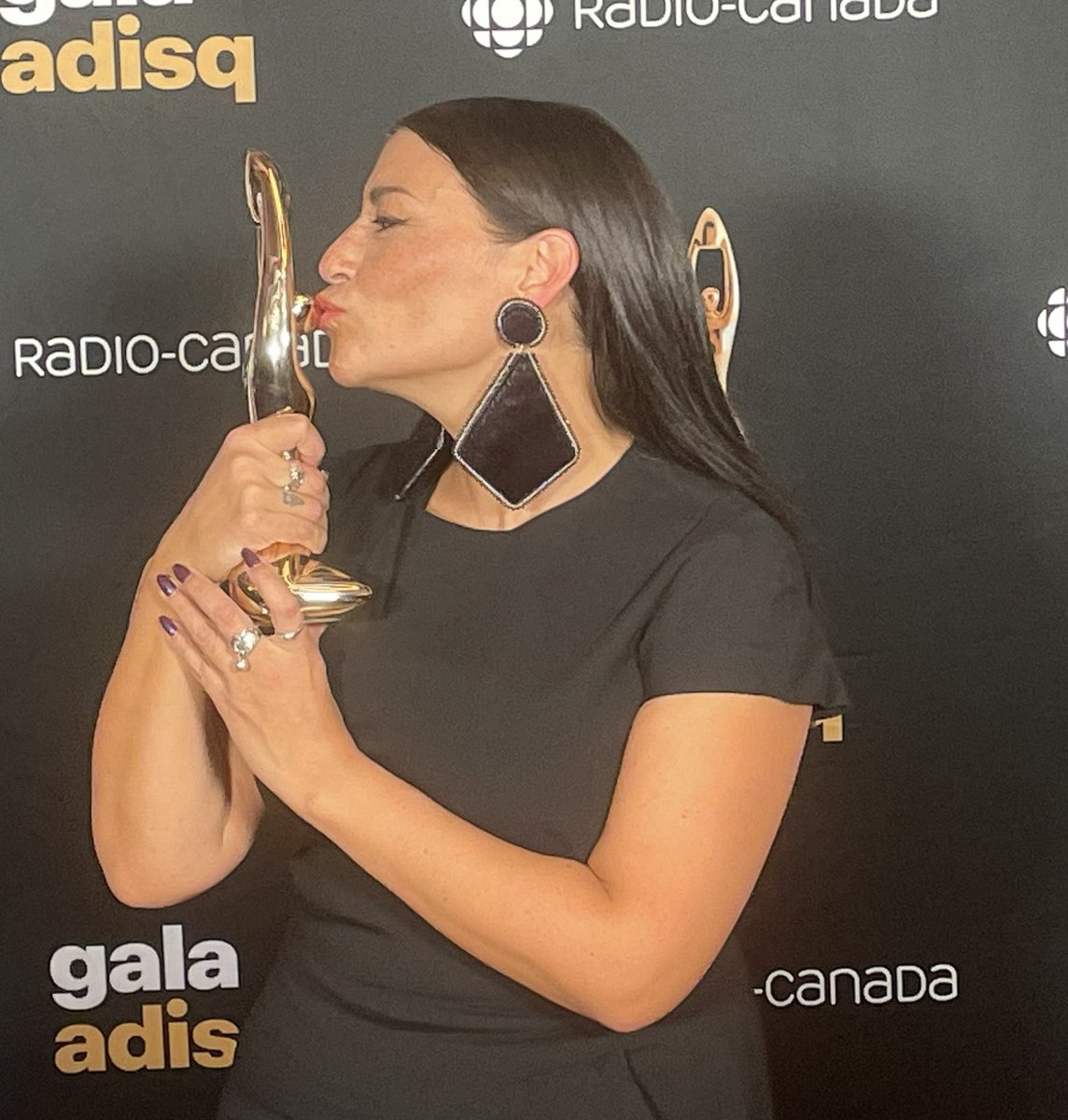 brendanshowbiz's tweet photo. Elisapie kisses the Prix Félix that she won Sunday night at the Adisq Gala as indigenous artist of the year. Well deserved given that her album Inuktitut is a total masterpiece. @Elisapie https://t.co/t4AKNKRXWl