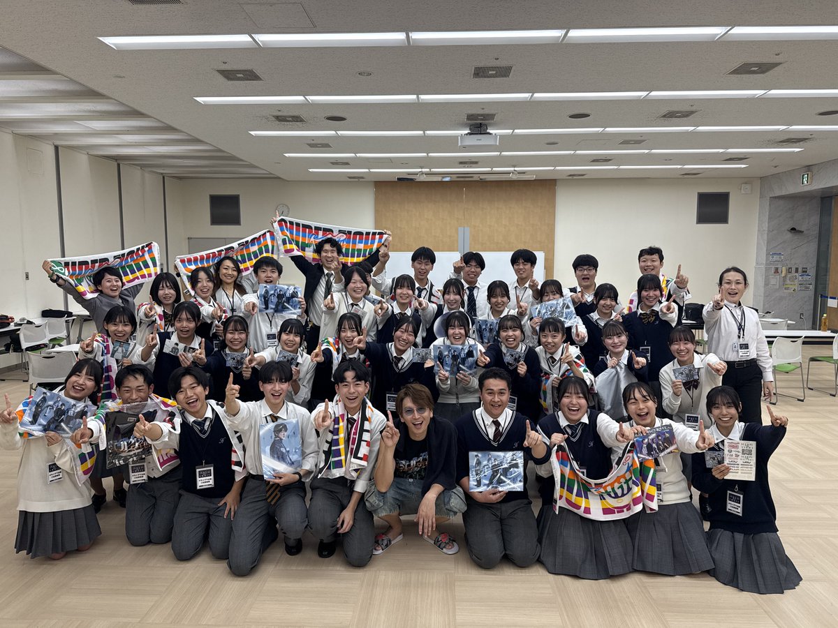 news_okaeri_abc's tweet photo. 4日の #エンタメぎゅぎゅっと では、#スーパー 企画最終章をお届け🖤💜🧡💙💚
#スーパーエイト と #近畿大学附属高校 の #オモイ が詰まったコラボ演奏🎺本番まで３週間しかない中、果たして間に合ったのか！？悪戦苦闘しながら"超"難しい楽譜と向き合う生徒たちに #サプライズ も❤️
#近畿大学附属高校吹奏楽部 のみなさんの頑張りをぜひご覧ください！
#オモイダマ #SUPER_EIGHT #大倉忠義 #超アリーナツアー #刮目せよ #塚本麻里衣