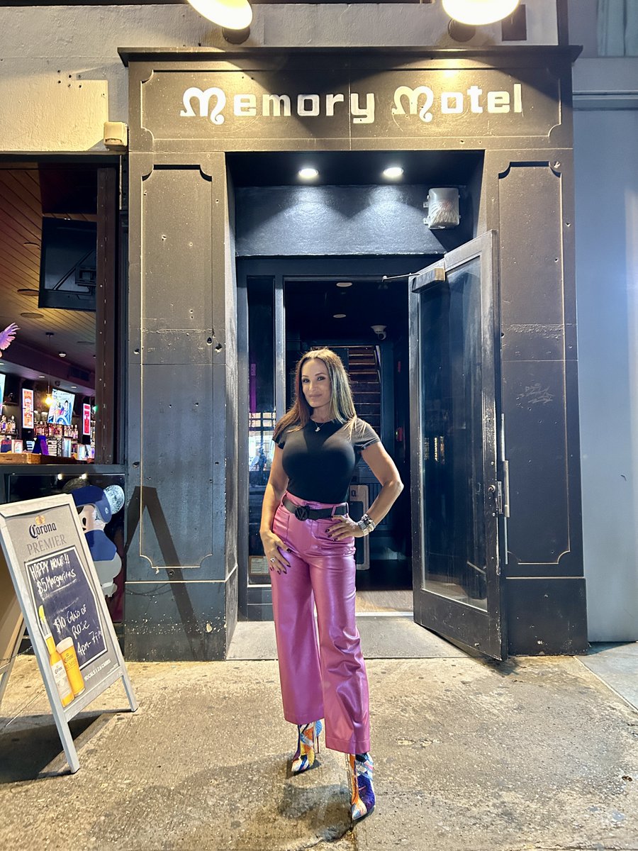thereallisaann's tweet photo. Get ready to catch all the action on the big screen! 📺🏈 Join me at TOMORROW NIGHT  @TheMemoryMotel NYC for Monday Night Football all season long. —come for the games, stay for the food &amp; the fun 🍻🍔  #NYC #MemoryMotel #MNF #TheRealLisaAnn https://t.co/coG4vQWrPz