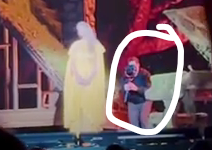 PopStats13's tweet photo. π¨| ****TAYLOR SWIFT FILMED ON STAGE****
@taylorswift13 what is this?
#TSTheErasTour @taylornation13 #ShortnSweetTour #TheSecretOfUs #SabrinaCarpenter #TaylorSwift #Adele #PopStats https://t.co/9bGKbU6tiF