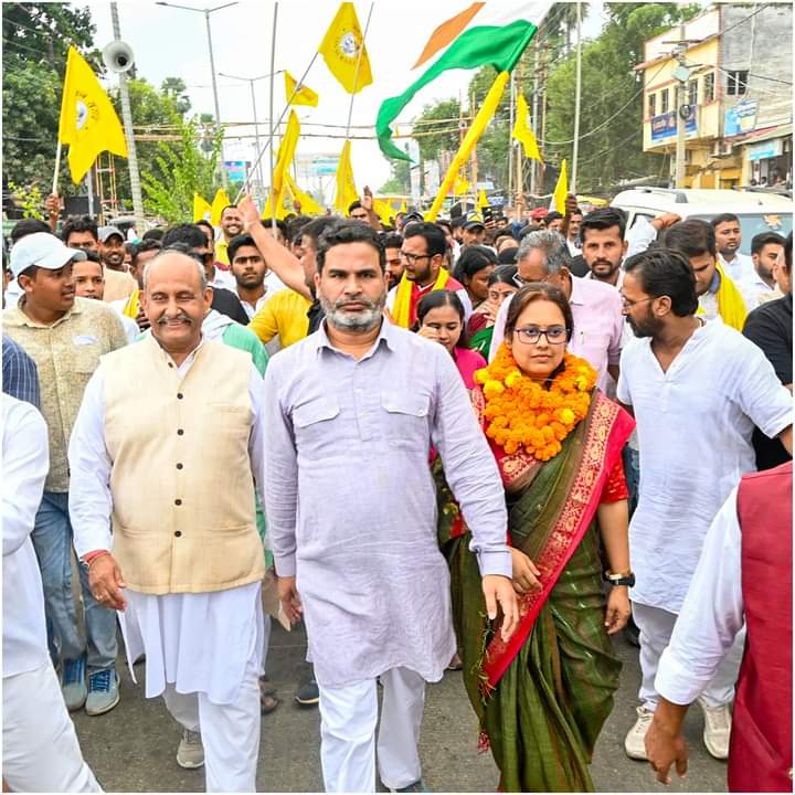 UdayCha23929626's tweet photo. बिहार को कई दसक बाद एक ऐसा नायक दिखा है जहाँ बच्चे को अपना अभीभावक युवाओं को अपना मेंटोर वयस्कों को अपना साथी और बुजुर्गों को अपना संतान नजर आने लगा है! बिहार के उम्मीद की किरण #PrashantKishor जी !! #JanSuraaj #ManojBharti #jansuraajparty #prashantkishor #ChangeBihar https://t.co/FFTbFvT66r