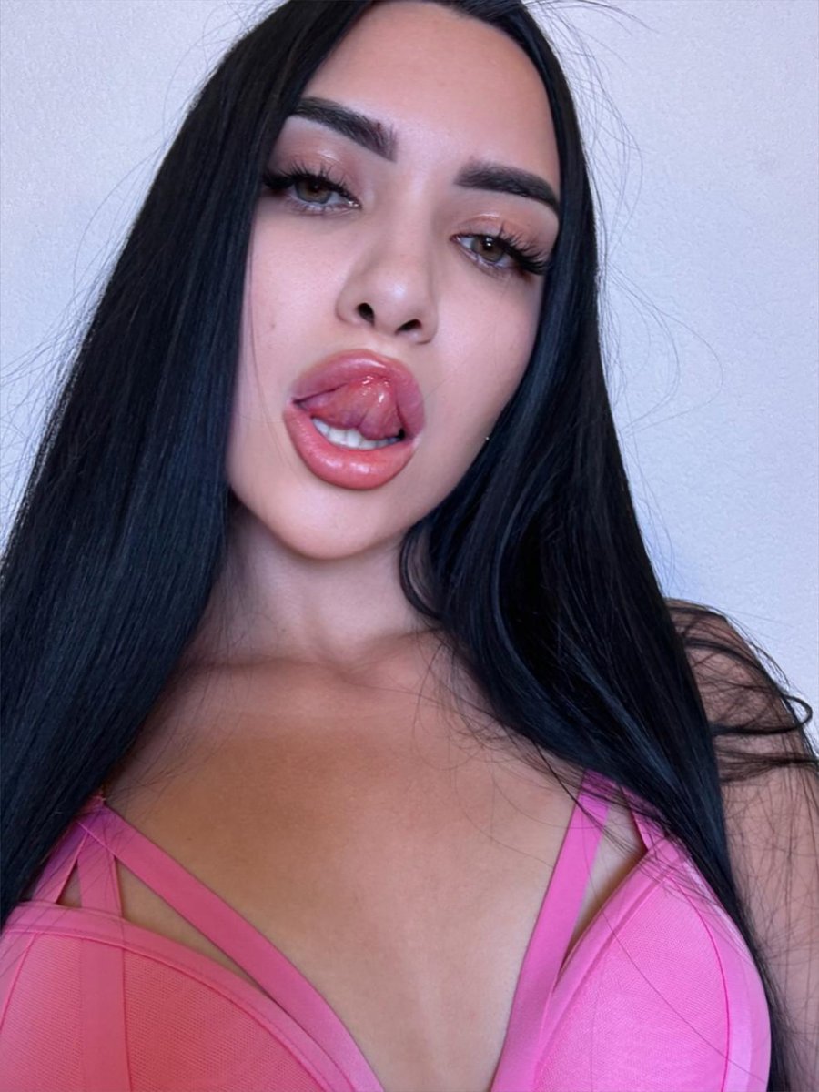 flufluufc1oud19's tweet photo. can I borrow a kiss? I promise i'll give it back https://t.co/186g8EEzDL