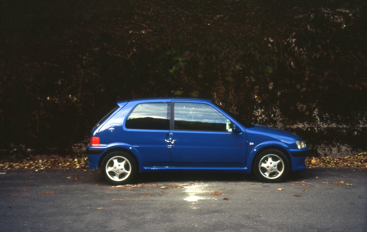 AZ31968560's tweet photo. 京セラの「T zoom」という
フィルムコンパクトカメラで撮影
昔撮ったフィルムあさったら出てきました
CONTAXブランドではないですがレンズはカールツァイスのバリオテッサー28-70 T*
スナップとして充分
濃厚な味わい
#Tzoom
#フィルムスキャン
#ベルビア100
#プジョー106 https://t.co/CC3ZBKL4Bp