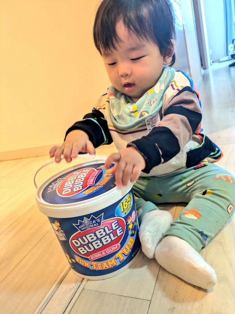 walnutsloverboy's tweet photo. MLBにハマり、「とりあえず形からだぜ!!」とメジャーリーガーが良く膨らましてるあのガムを購入。
でけぇ!!!
#MLB
#DubbleBubble https://t.co/K84RO5PzIO