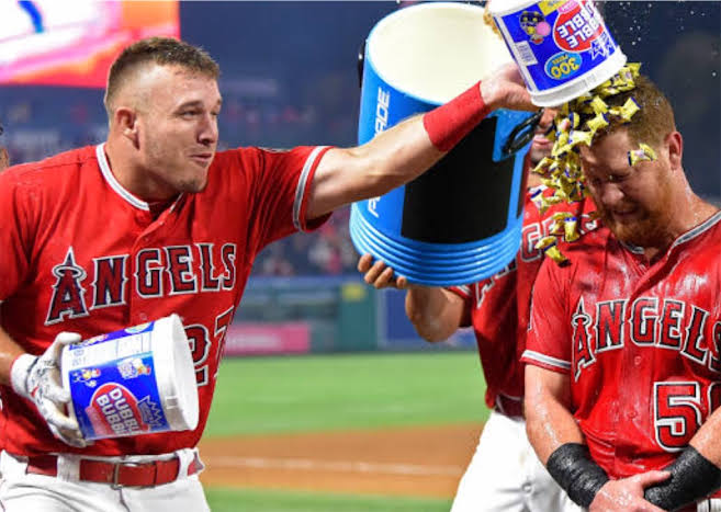 walnutsloverboy's tweet photo. MLBにハマり、「とりあえず形からだぜ!!」とメジャーリーガーが良く膨らましてるあのガムを購入。
でけぇ!!!
#MLB
#DubbleBubble https://t.co/K84RO5PzIO