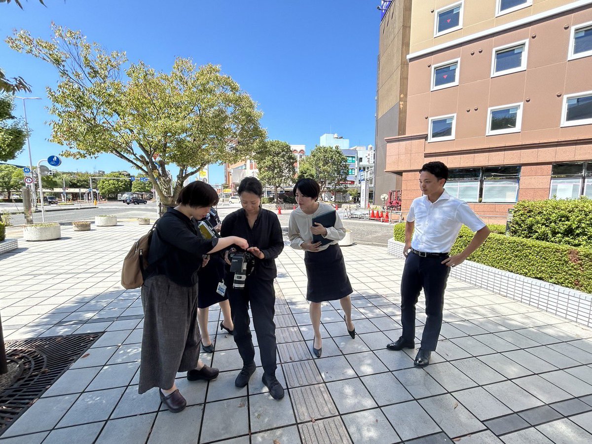 Leading_sanin's tweet photo. #鳥取銀行
2024-2025
取材のワンシーン

今回は【鳥取銀行】さんです！
県民の憩いの場でもある風紋広場、鳥取城跡でも撮影を📷

お昼休みには、社員食堂🍚でなんと頭取さんにも撮影をご協力！みんなで和気あいあいした素敵なひと時でした！！

#鳥取・島根のリーディング企業
#就職
#鳥取銀行 https://t.co/bDIjjNi0Ea
