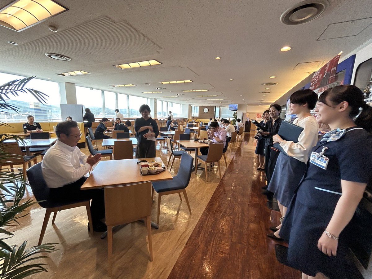 Leading_sanin's tweet photo. #鳥取銀行
2024-2025
取材のワンシーン

今回は【鳥取銀行】さんです！
県民の憩いの場でもある風紋広場、鳥取城跡でも撮影を📷

お昼休みには、社員食堂🍚でなんと頭取さんにも撮影をご協力！みんなで和気あいあいした素敵なひと時でした！！

#鳥取・島根のリーディング企業
#就職
#鳥取銀行 https://t.co/bDIjjNi0Ea