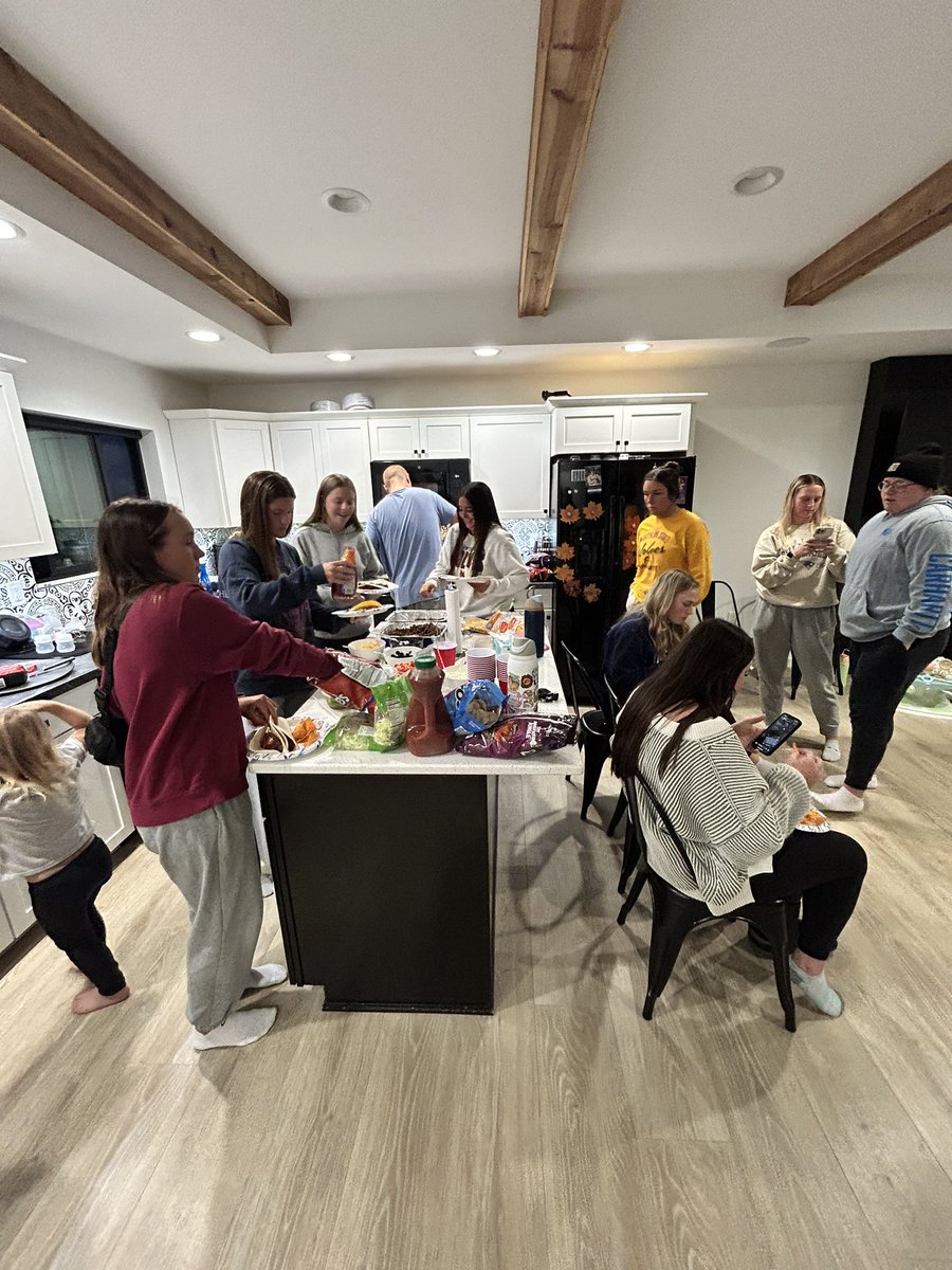 Taco night and pumpkin painting at Coach’s house!! Which one’s your favorite?? 🎃🌮