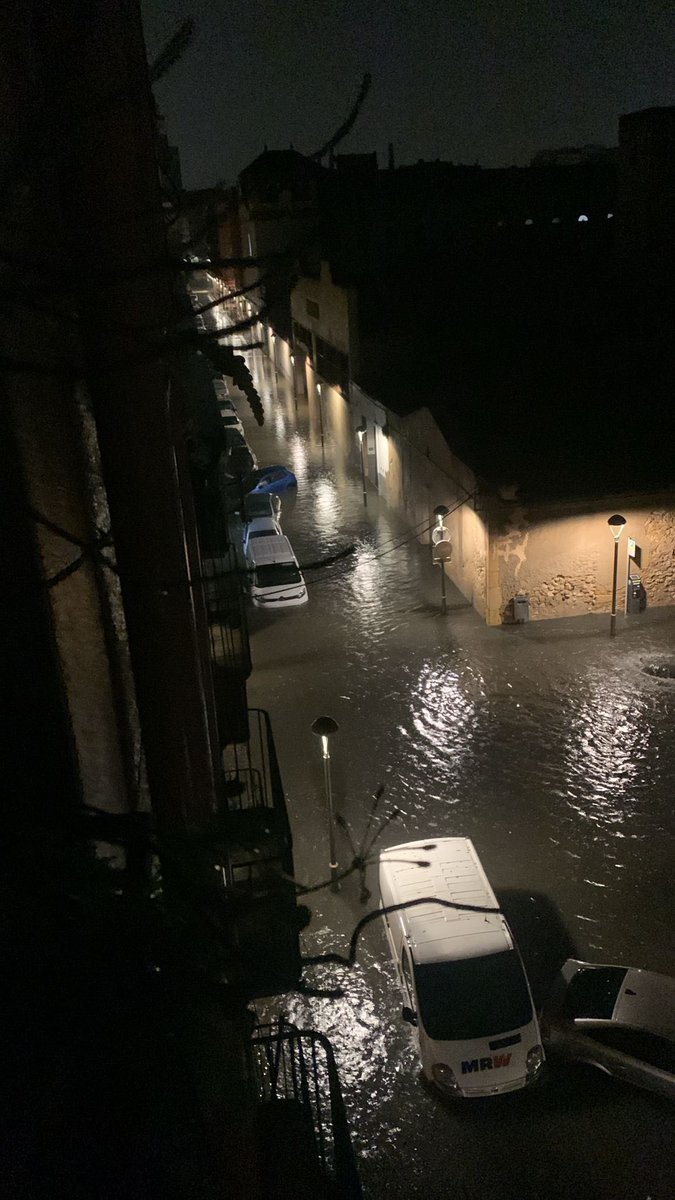 uribascu23's tweet photo. No veas la que esta cayendo en Tarragona https://t.co/V5Vd9xwAcG