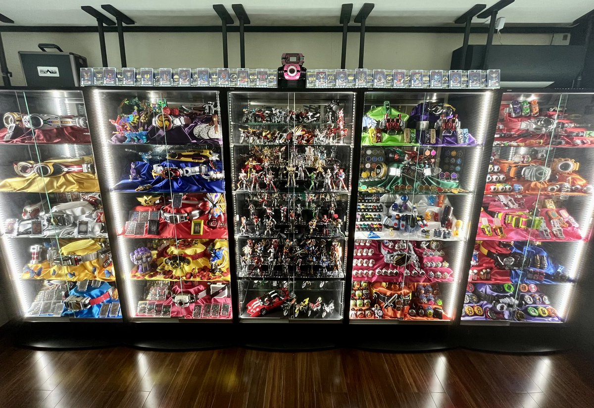 “平成” 
　
#仮面ライダー　#平成仮面ライダー　

メインショーケース完成しました✌️
3ヶ月個別の写真でお付き合いありがとうございます😊　　　
平成ライダーLOVE🫶