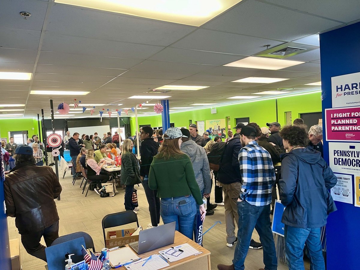 HRC_PA's tweet photo. @hrcbucks you dropped this 👑 join our Bucks County Organizer Meggie tomorrow for another day of canvasses and phonebanks! Link in bio 🏳️‍🌈 https://t.co/QVCs9GlZaA