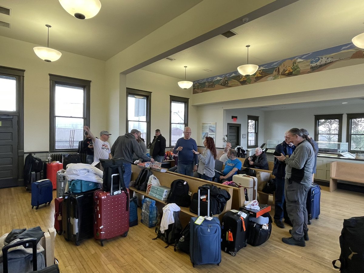 elenadrakul's tweet image. 68 humans and 6 hrs later we made it #SQLTrain #PASSDataSummit #sqlfamily 🚂👩‍💻