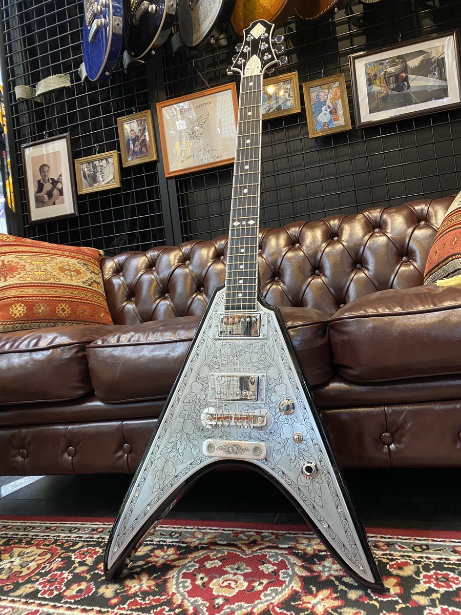 gakkicenter's tweet image. Zemaitis ( ゼマイティス )
Metal Fronts MFGV22 BK, Gloss Black

gakkicenter.com/c/gr462/gr463/…

ボディーとネックは共に上質なコリーナを使用した、ニュー・デザインのVシェイプ・ボディーです。

#zemaitis #zemaitisguitars #vshape #ゼマイティス #ゼマイティスギター #変形ギター