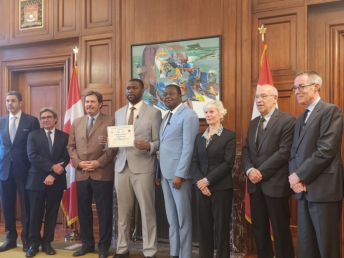 CRDP (@crdp_udem) on Twitter photo 🔥Le CRDP a le plaisir d’annoncer qu’une remise officielle de la mention spéciale du prix 2024 de <a href="/ahjucaf/">AHJUCAF</a> a eu lieu le 23 octobre 2024, à la <a href="/CSC_fra/">Cour suprême du Canada</a>, en l’honneur de <a href="/AzeboveGuy/">Guy Azebové Tetang</a> pour sa thèse de doctorat 👏👏
crdp.umontreal.ca/nouvelles/2024… 🔥Le CRDP a le plaisir d’annoncer qu’une remise officielle de la mention spéciale du prix 2024 de <a href="/ahjucaf/">AHJUCAF</a> a eu lieu le 23 octobre 2024, à la <a href="/CSC_fra/">Cour suprême du Canada</a>, en l’honneur de <a href="/AzeboveGuy/">Guy Azebové Tetang</a> pour sa thèse de doctorat 👏👏
crdp.umontreal.ca/nouvelles/2024…