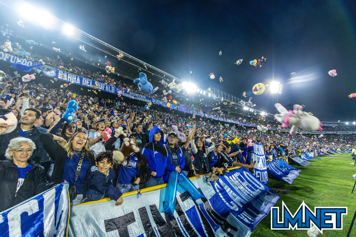 losmillonarios's tweet photo. Una hinchada que siempre estará para quien más lo necesita 💙🤍.

Gran iniciativa de @HEROagenciabtl 🧸🎁.

#MillonariosEsSuHinchada https://t.co/7wfYJYYIRu