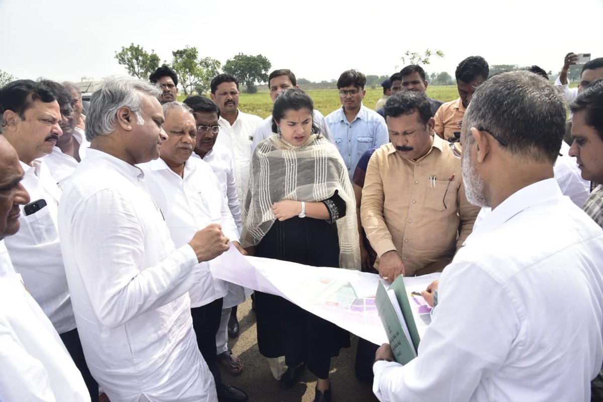 PriyankKharge's tweet photo. I recently reviewed the potential for establishing an Automotive Servicing Industry Park in Kalaburagi.

This Industrial Park will have the capacity to accommodate 400 automotive service enterprises involved in the servicing of heavy vehicles, light motor vehicles, earth movers, construction equipment, buses, vehicle body building, electrical work, fabrication and general engineering. 

These enterprises will be provided land to set up their units within the park.