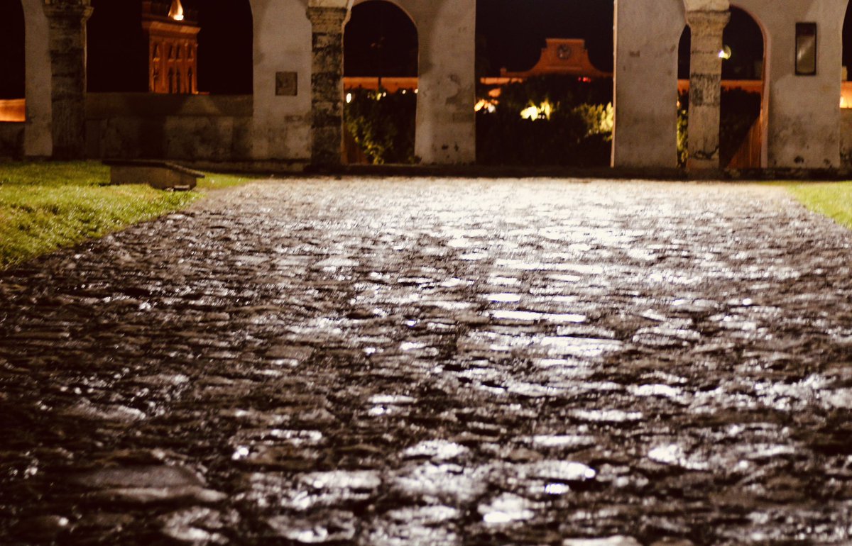 PuebleandoYuc's tweet photo. Definitivamente las calles de Izamal tienen más encanto de noche y mucho más después de una pequeña llovizna https://t.co/cYQXgTWW5m