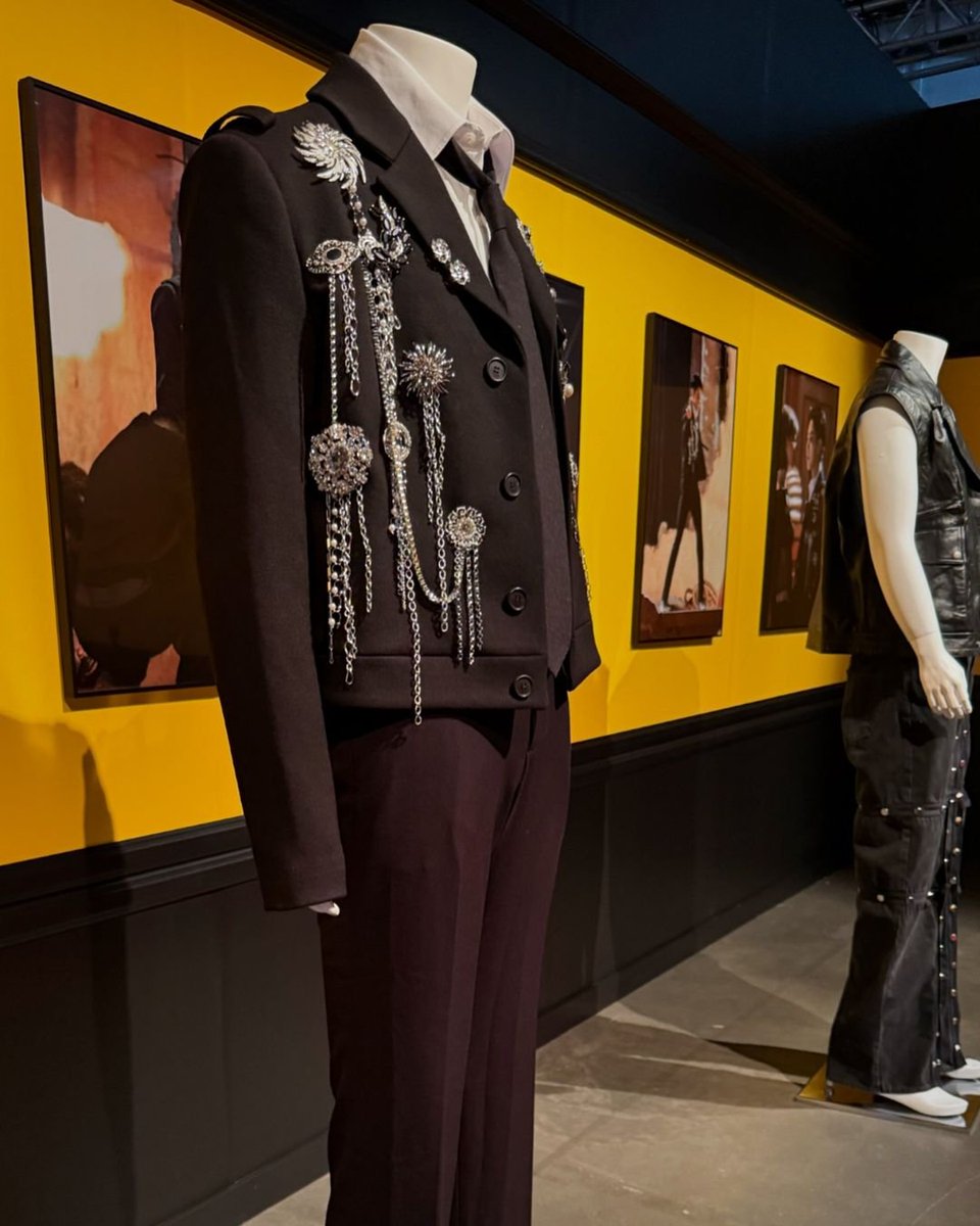 JUNG KOOK EXHIBITION: GOLDEN - THE MOMENTS in #LA now open! 🌟 Celebrate #JungKook with special photo-cards, iconic outfits, exclusive merch, and photo-ops! 💜 📸 natylogs (IG)

🗓️ Ends 11/17
🎟️ bit.ly/JungKook_LA_Ex…

#BTS #BTSArmy #GoldenExhibition #JungKookGolden  #APOBANGPO