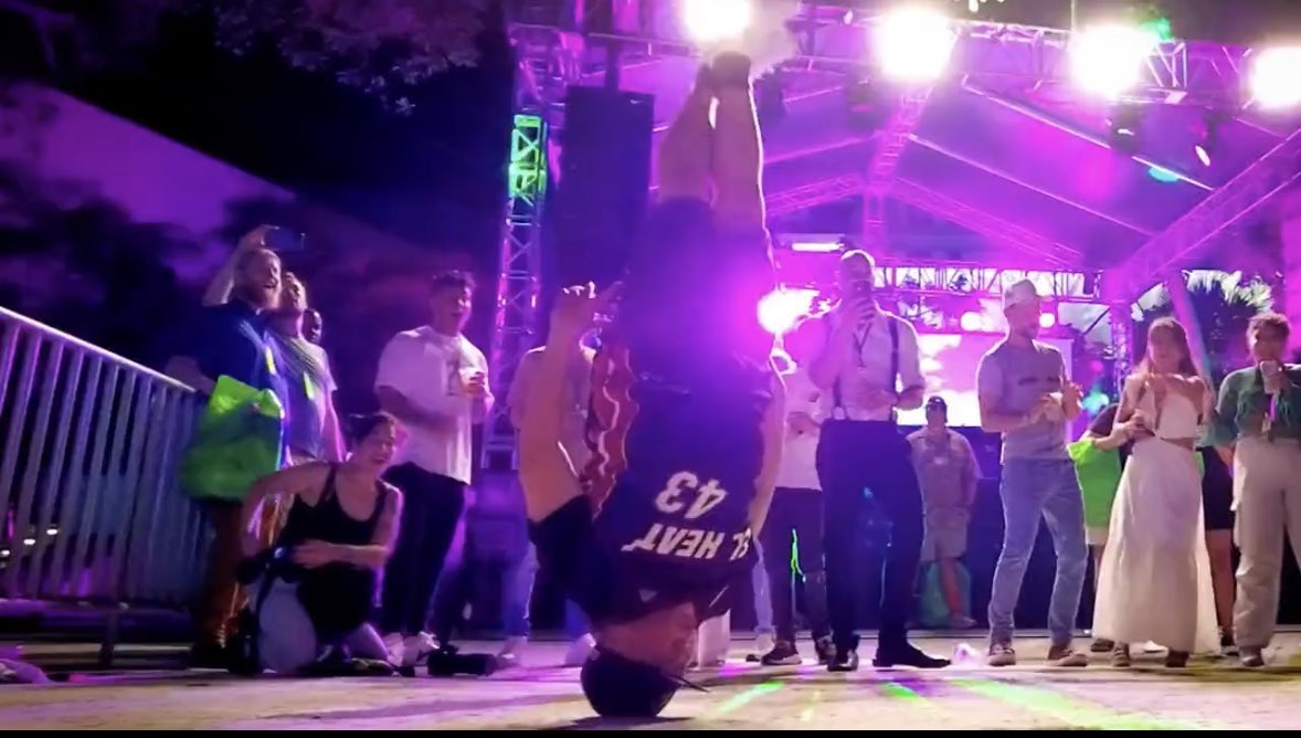 New NFL celebration reminds me of <a href="/305KidJet/">KidJet</a> going vertical at <a href="/BoredApeYC/">Bored Ape Yacht Club 🍌</a> F*** It Saturday in Miami.