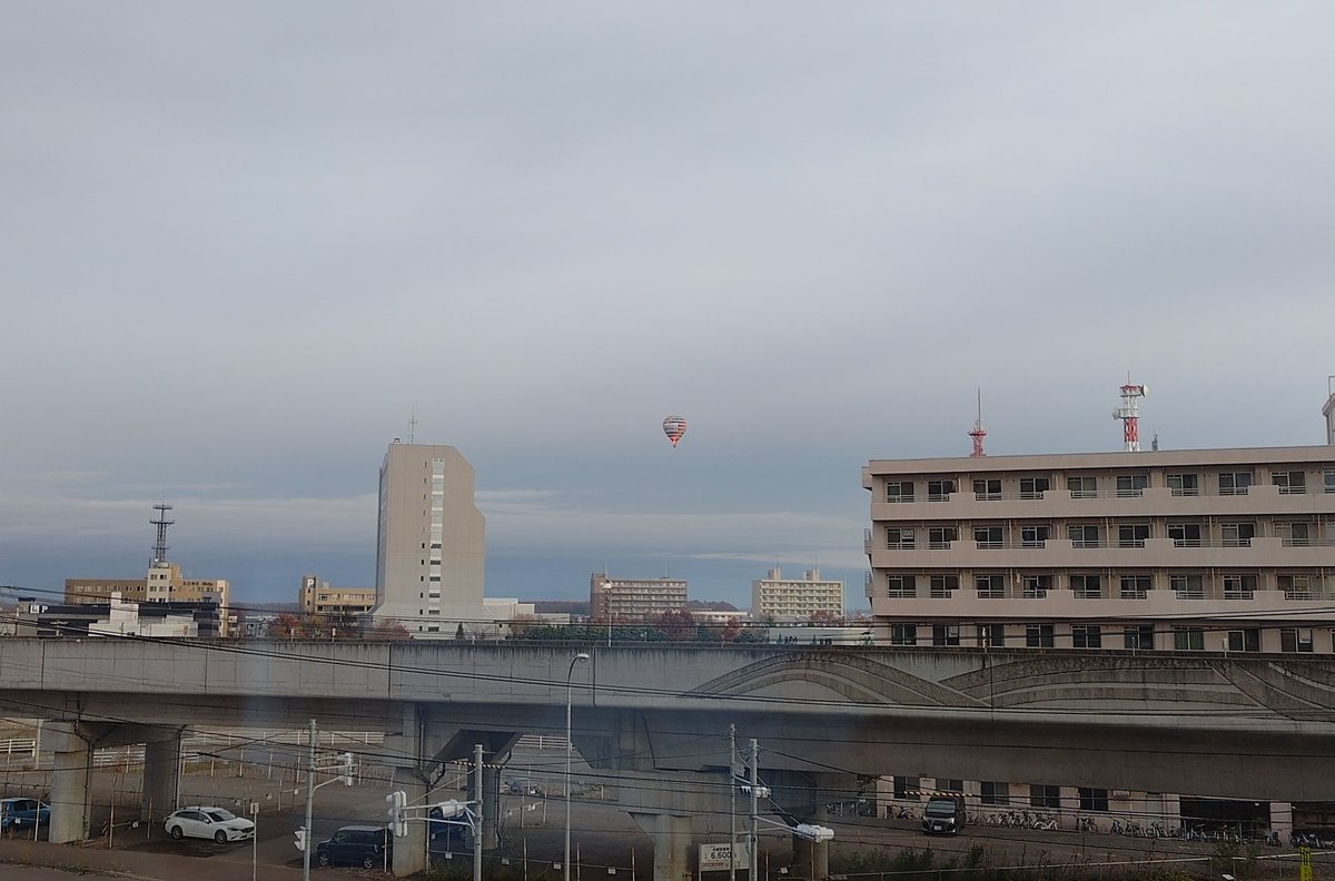 dainichinyora1's tweet photo. 今朝の帯広の空に気球が😁🎈
ゲーミングスマホなんで、カメラ性能の限界を感じた瞬間!📱🤣👍
#帯広 #気球 #イマソラ #ROGPhone7 https://t.co/wmsduR1yTI