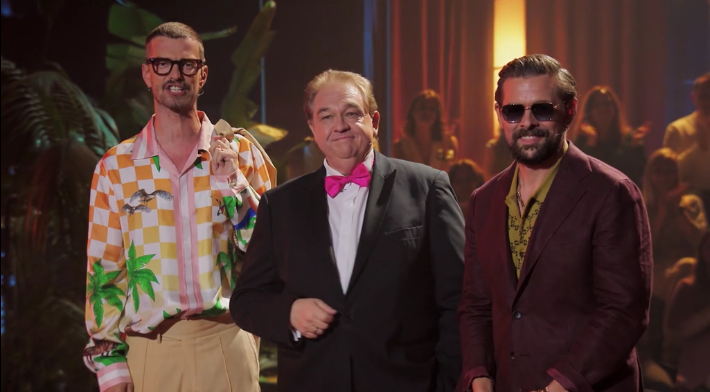 twitkalk's tweet photo. #DudG Folge 1 jetzt zum Streamen bei @JoynDeutschland
📺 👉 https://t.co/Qa6whLSQgr
Bei "Das Duell um die Geld" trifft Quiz auf Poker, Wissen auf Bluffen und Ahnungslosigkeit auf Geldgewinne.
Ich bin der Quizmaster und Spielleiter.
Am Spieltisch wird getalkt, taktiert und um richtige Antworten auf Quizfragen gepokert. Joko, Klaas und Sido, Dennis Wolter, Hadnet Tesfai setzen nach jeder Frage auf die mutmaßlich korrekte Antwort.
@JokoundKlaas