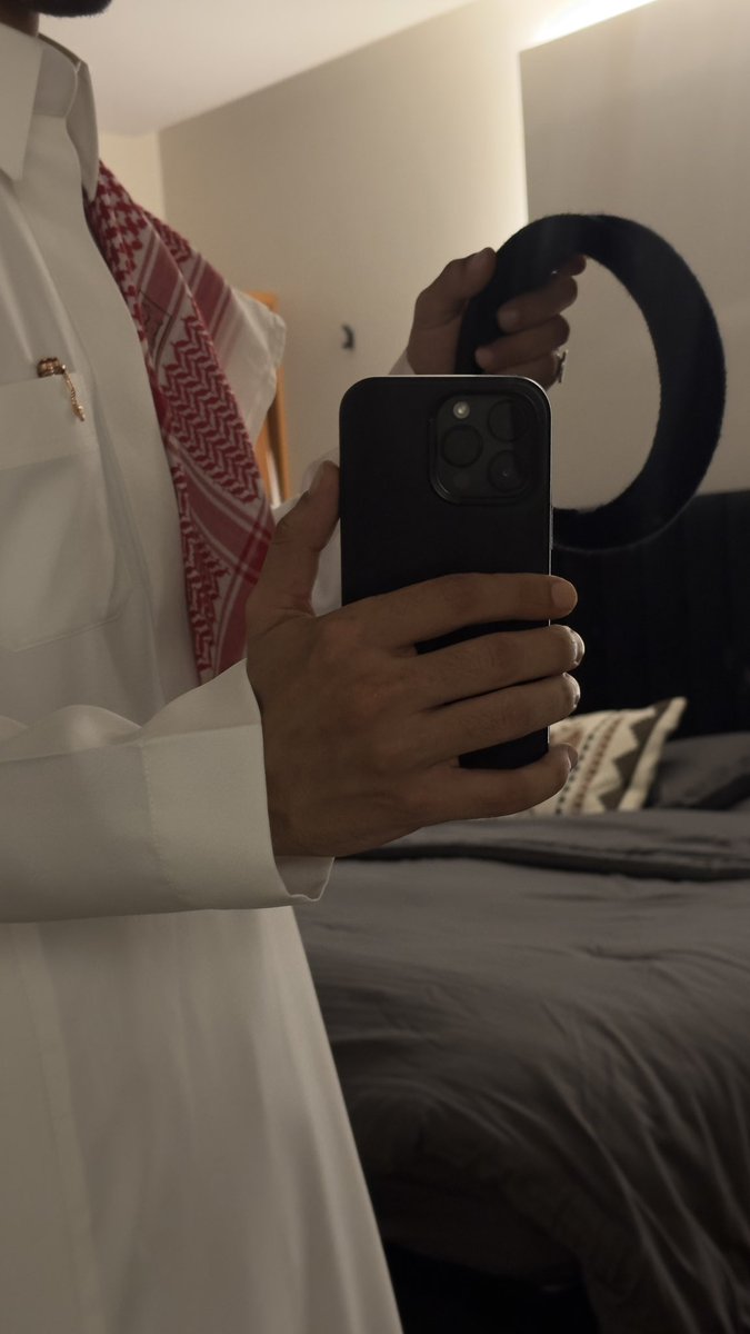 WN_W5's tweet photo. صباح الخير ..اما بعد :

بقدر المستطاع لا تجعل نفسك في المنتصف  
لا تصادق انصاف الاصدقاء ولا تعش نصف الحياة
ولا تختار نصف الحل ، النصف هو ان تصل وان لاتصل

وقيل على سياق ذلك : 

اما يروح أبعد من الجدي وسهيل 
ولا يصير أقرب من( زرار )ثـوبي . https://t.co/Q3VARW2Z9O