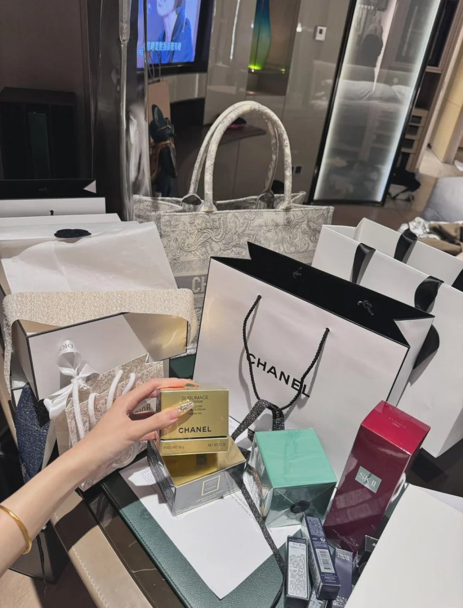 Shopping is really a happy thing. I am very happy to buy and buy.