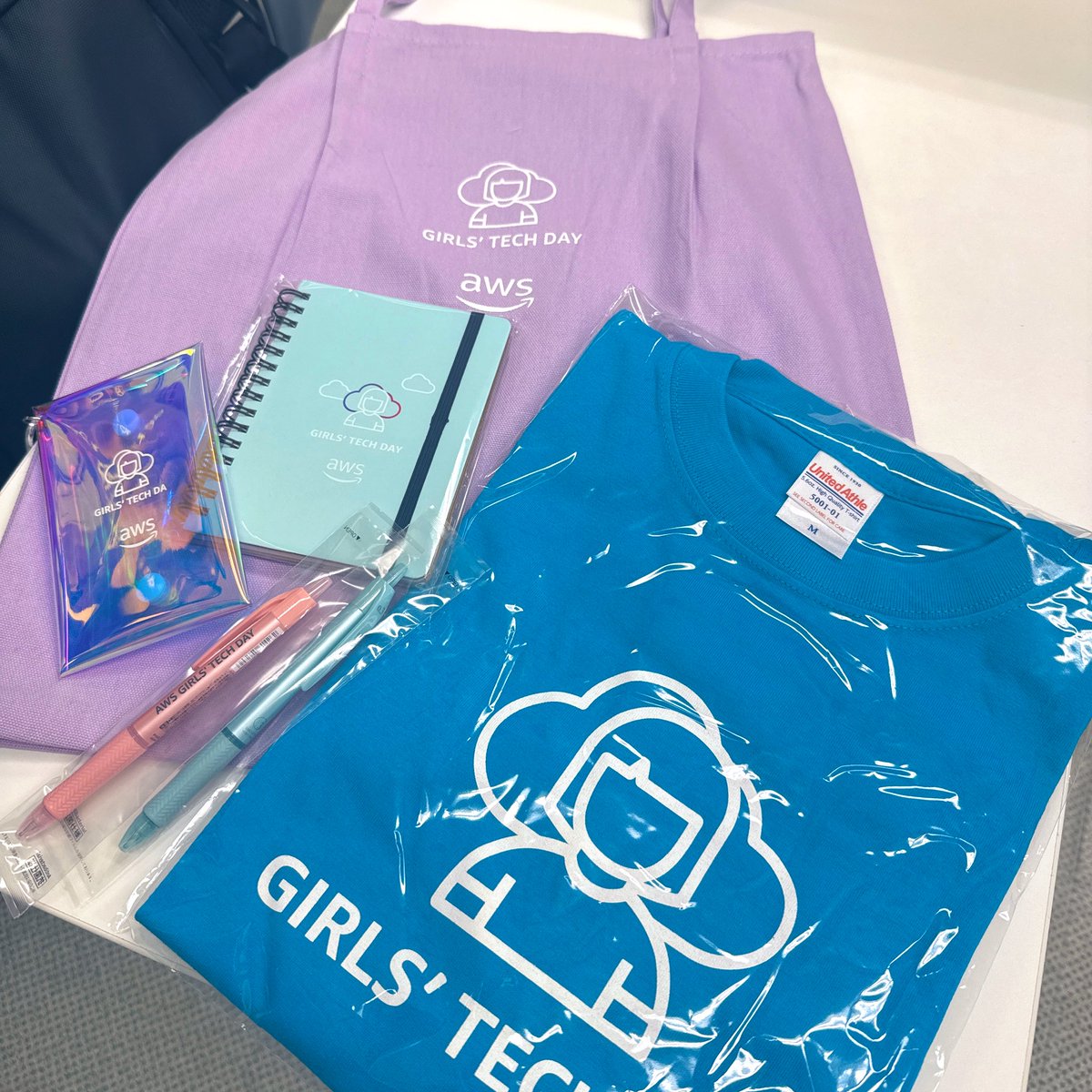 sekiguchiaimi's tweet image. イベント参加者さんへのおみやげ！
色味がかわいいね💜🩵 #awsgirlstechday